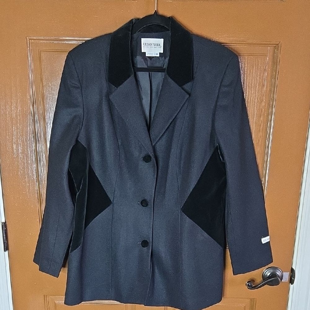 Urban Wool-Black wool blazer with velvet collar & waist panels Sz 18 NWT.